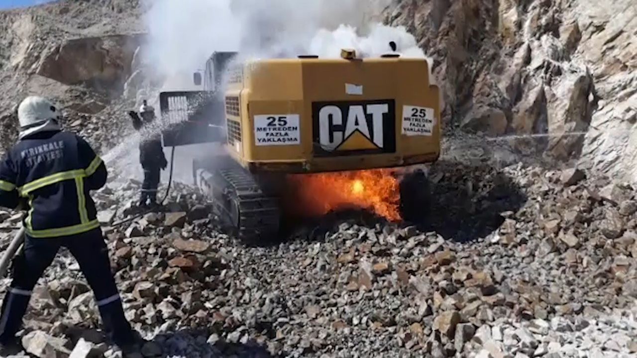  Kırıkkale'de, 1,5 milyonluk iş makinesi yandı